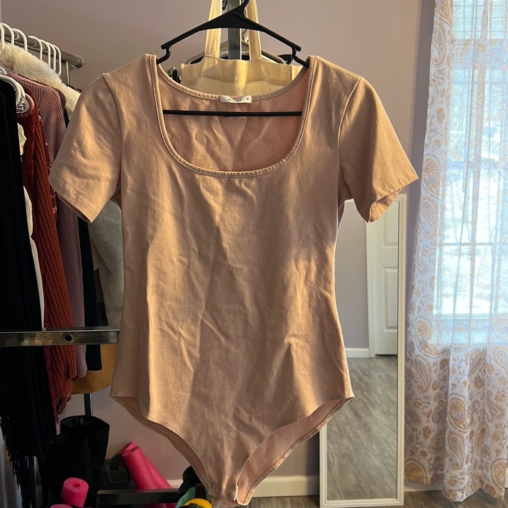 Light pink/nude short sleeve body suit